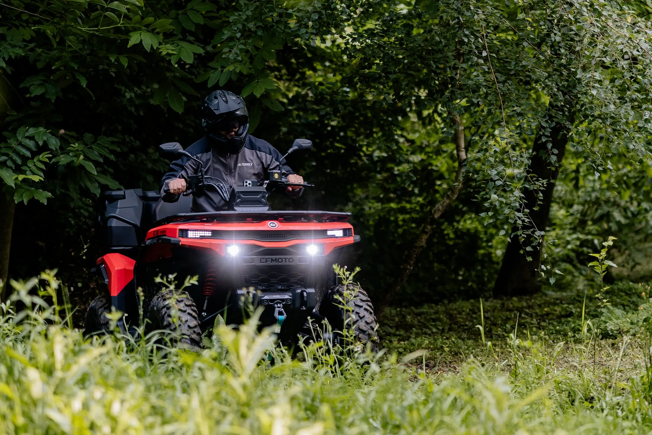 Prednji pogled na quad u šumi