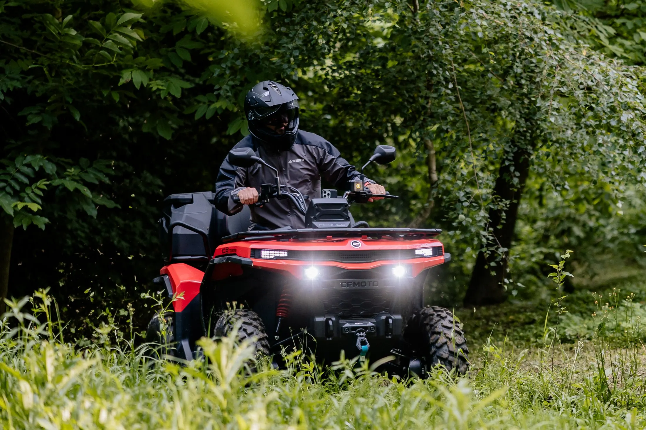Vozač na quadu izlazi iz šume
