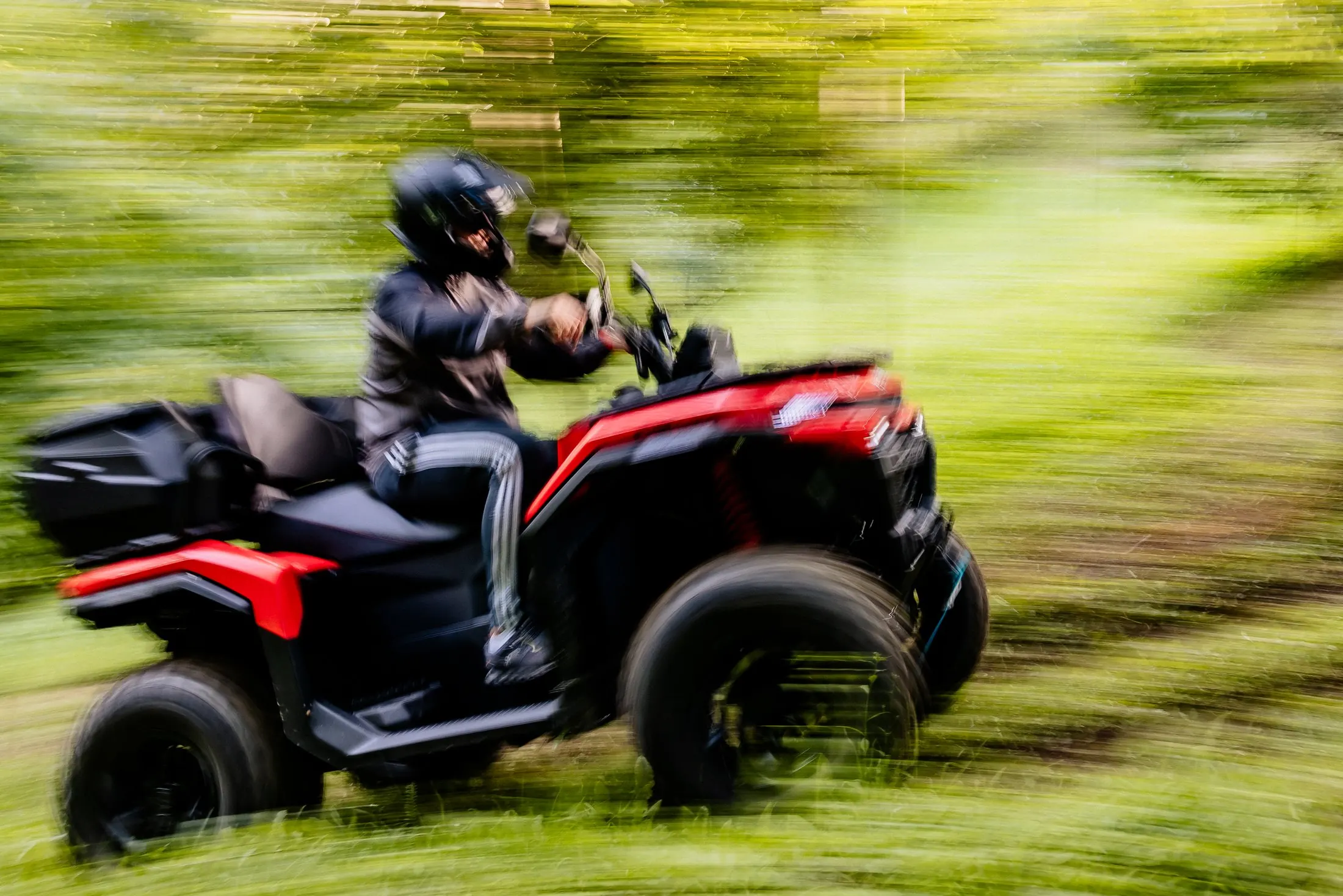 Quad u pokretu kroz šumski put