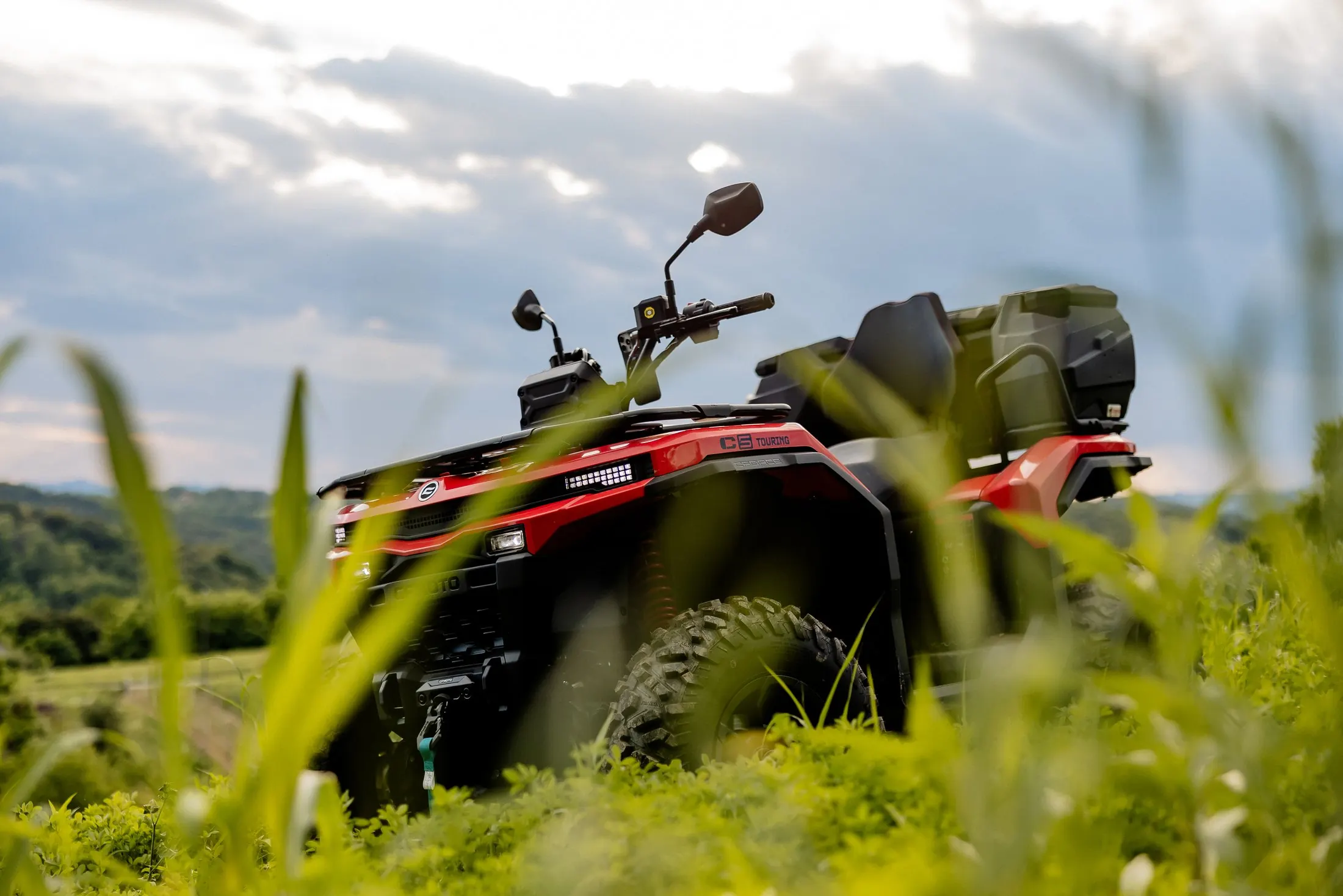 Crveni quad fotografiran iz trave