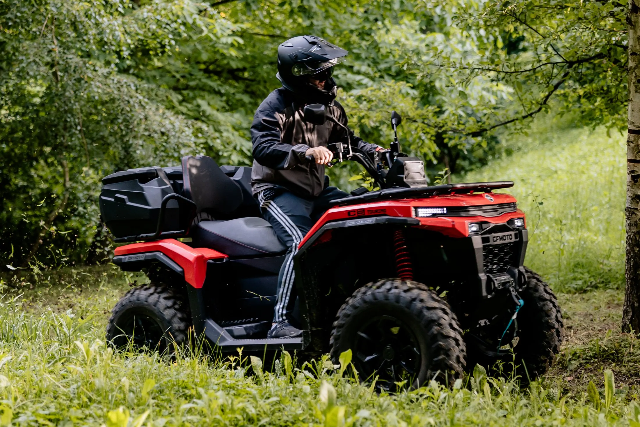 Vozač sjedi na crvenom quadu prije polaska