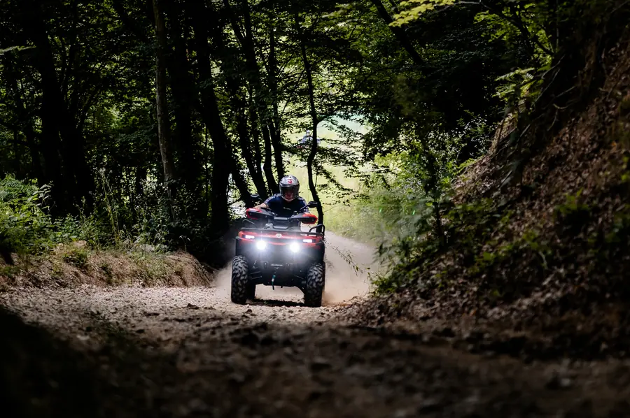 Quad u vožnji kroz gustu šumu