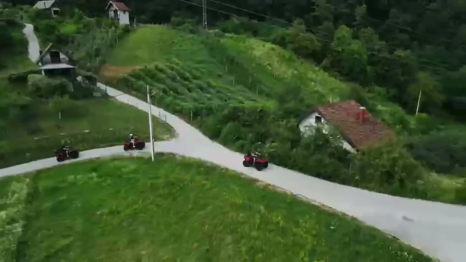 Pogled iz zraka na quadove na zagorskoj cesti