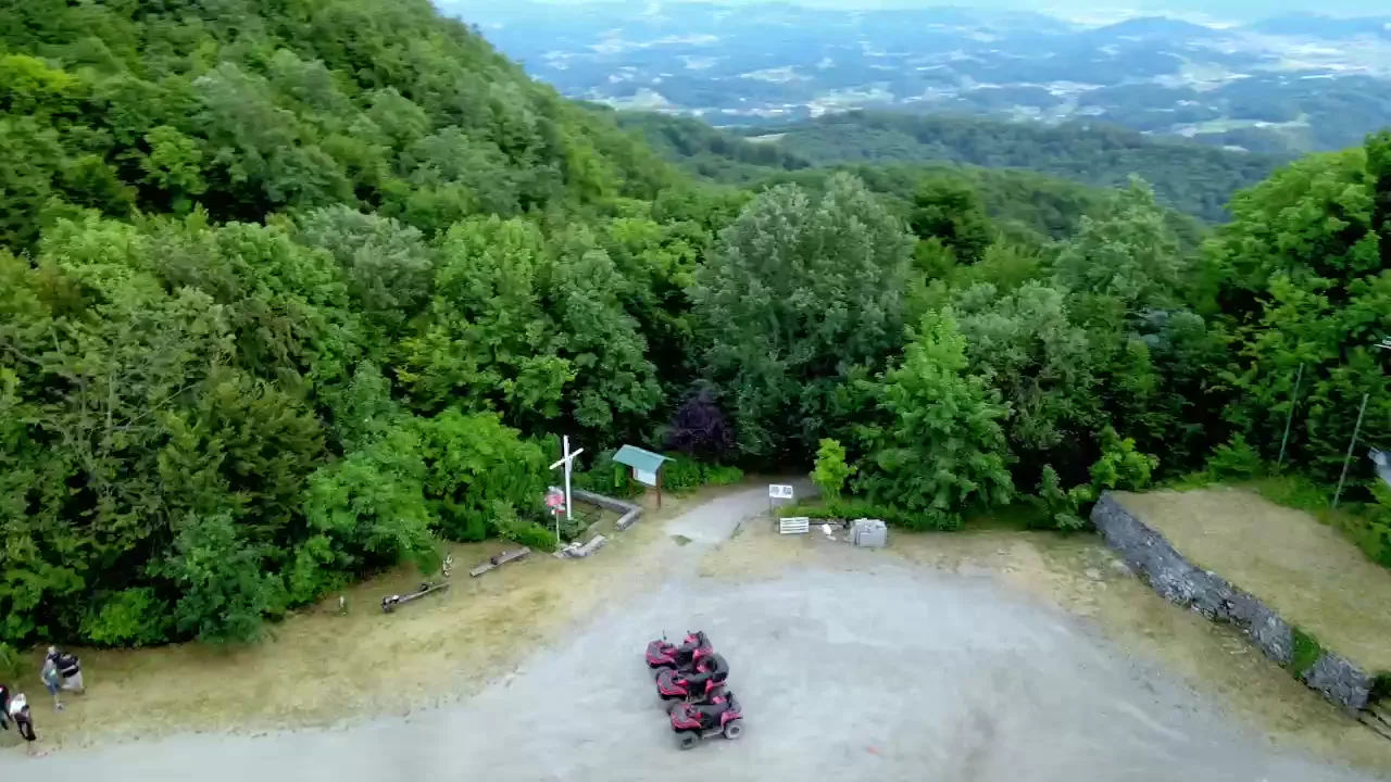 Pogled iz zraka na quadove, šumu i zagorske brege
